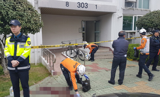 진주 아파트 방화 난동사건 현장            (진주=연합뉴스) 최병길 기자 = 17일 오전 경남 진주시 가좌동 한 아파트 방화 난동 사망 사건이 발생한 현장. 아파트 출입구 바닥에 사건 당시 끔찍한 상황을 대변하는 듯 주민들의 핏자국이 곳곳에 가득하다. 이 사건으로 현재까지 주민 5명이 숨지고 11명이 다쳤다.  2019.4.17       choi21@yna.co.kr  (끝)